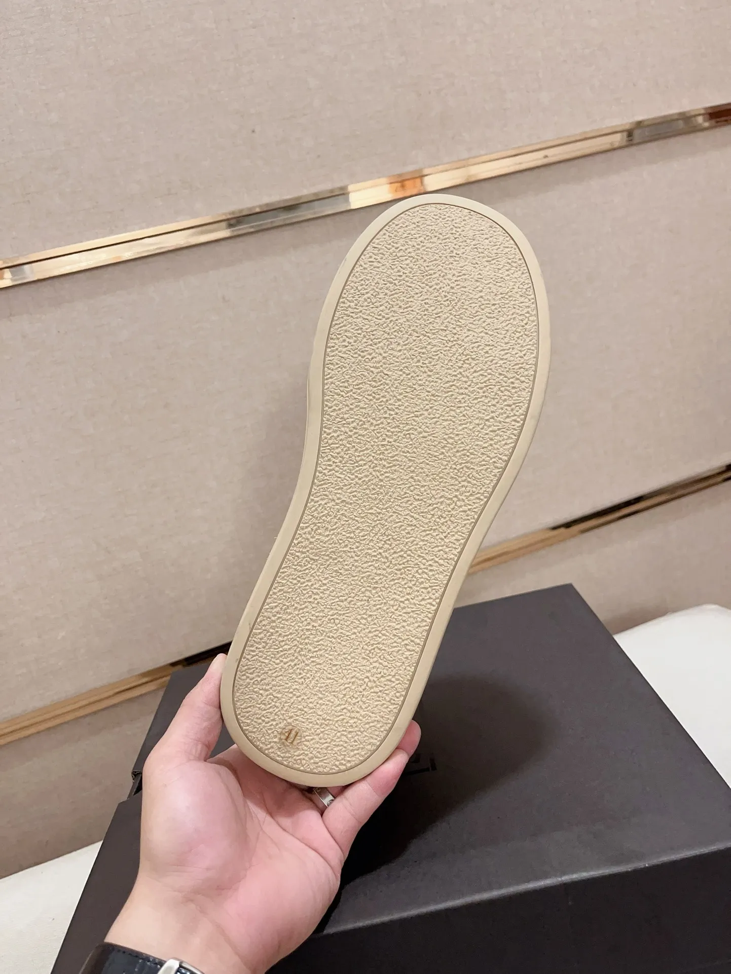 Factory price: 740💰North American men's shoes Ugg ☃️In the special sale of new high-quality men's shoes snow boots in autumn and winter, the nemesis of extreme cold weather! Made of cowhide leather, merino wool lining, and original outsole, whether driving, outdoor or daily wear, there is always one that suits you! Code number 39-44